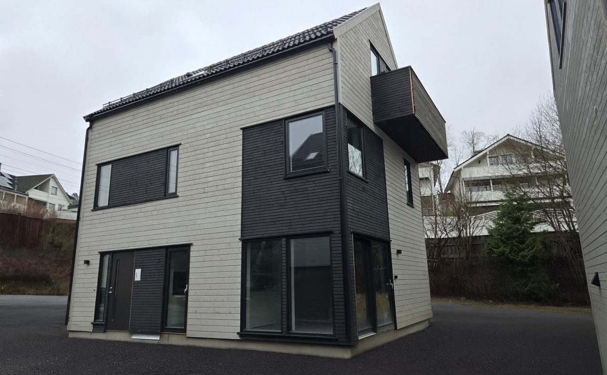 Moderne hus med balkong på sørsiden